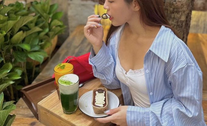 FLORA PARIS